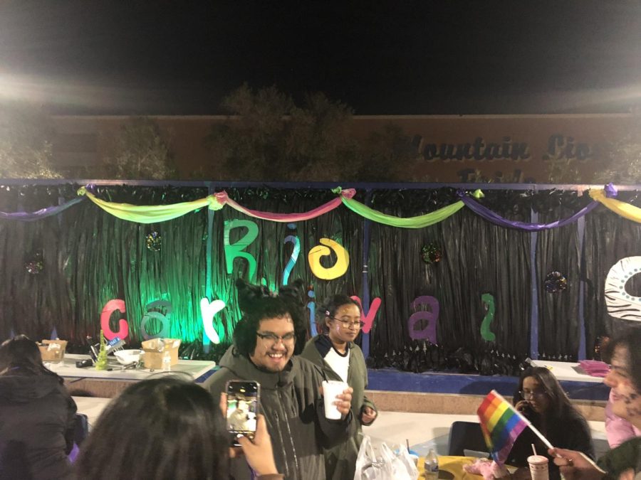 Sierra Vista students enjoy the booths hosted by clubs during the sceond annual Spring Fest. Photo captured by Tayler Fesser