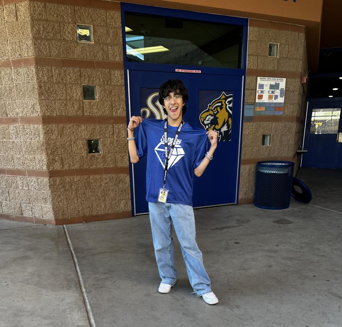 Christian Rebolledo, a representative of HLSU participated during Miércoles de Deporte (Sports Wednesday), showing off his jersey.