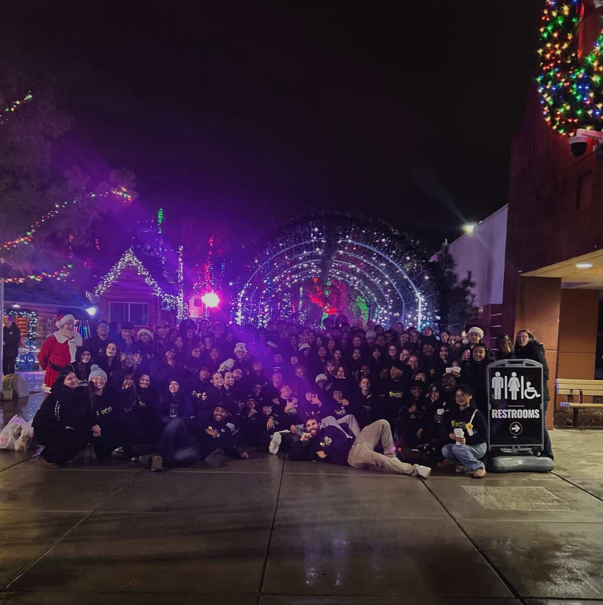 The lights are bright and the Christmas spirit is high during the night. Vista´s Student Council comes together to volunteer at Magical Forest, Opportunity Village.